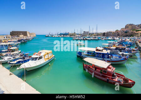 Barche da pesca ormeggiate nel vecchio porto veneziano accanto alla Fortezza Koules, Heraklion, Creta, Grecia Foto Stock