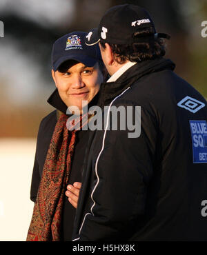 Thurrock manager Hakan Hayrettin (L) - Thurrock vs Newport County - Blue Square Conference Sud a calcio a nave Lane, Hereford, Essex - 06/12/08 Foto Stock