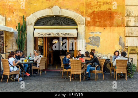 I turisti pasti al fresco in un ristorante pizzeria di Roma, lazio, Italy Foto Stock