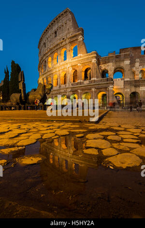 Vista notturna del Colosseo Colosseo o riflessa in una pozzanghera, Roma, lazio, Italy Foto Stock