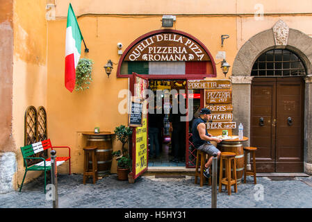 Ristorante Pizzeria con bandiera italiana, Roma, lazio, Italy Foto Stock