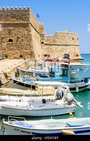 Barche da pesca ormeggiate nel porto interno accanto alla Fortezza Koules, Heraklion, Creta, Grecia Foto Stock