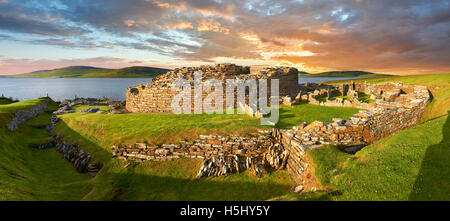 Il Broch di Gurness è un raro esempio di un ben conservato borgo spilla. Dating da 500 a 200BC centrale di round tower prob. Foto Stock