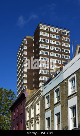 Regno Unito, Londra W2, Westbourne Park, Brunel Station Wagon e Shrewsbury alloggiamento su strada Foto Stock