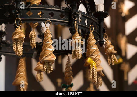 Regno Unito, Inghilterra, Cheshire, a Siddington, Chiesa di Tutti i Santi, Harvest Festival, mais carrelli decorazione lampadario di luce Foto Stock