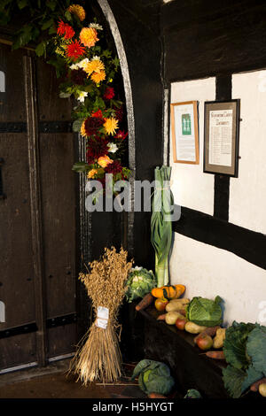 Regno Unito, Inghilterra, Cheshire, a Siddington, Chiesa di Tutti i Santi, Harvest Festival, portico decorato con fiori di frutta e verdura Foto Stock