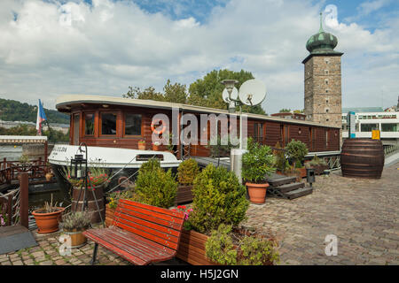 Barca-ristorante sul fiume Moldava a Praga, Repubblica Ceca. Foto Stock