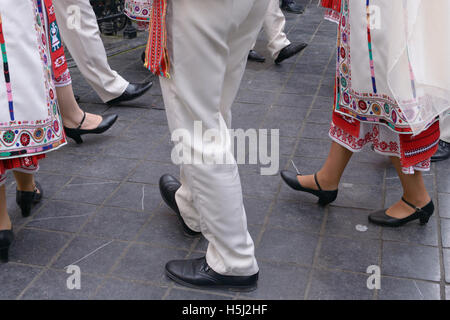 Concerto di rumeno gruppo folcloristico vicino a Manneken Pis nel giorno di Folklorissimo 2016 Festa Folcloristica e week-end senza auto in Foto Stock