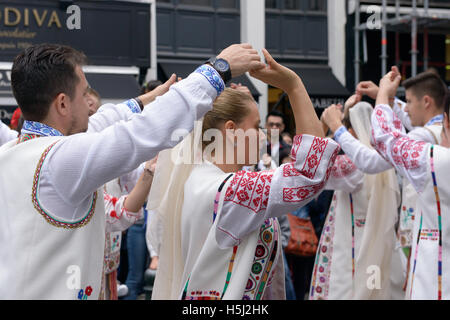 Concerto di rumeno gruppo folcloristico vicino a Manneken Pis nel giorno di Folklorissimo 2016 Festa Folcloristica e week-end senza auto in Foto Stock