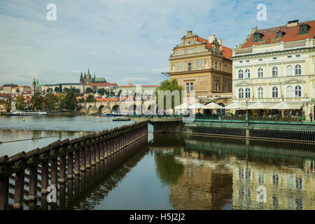 Pomeriggio autunnale sul fiume Moldava a Praga, Repubblica Ceca. Foto Stock