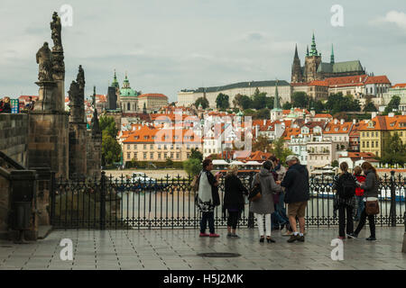 Giornata d'autunno al Ponte Charles in Prague Old Town, Repubblica Ceca. Guardando attraverso il fiume Moldava verso Hradcany. Foto Stock