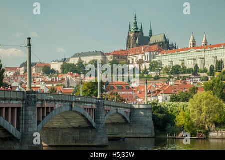 Soleggiata giornata autunnale a Ponte Manes sul fiume Moldava a Praga, Repubblica Ceca. Hradcany castle in distanza. Foto Stock