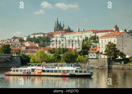 Soleggiata giornata autunnale sul fiume Moldava a Praga, Repubblica Ceca. Hradcany castle in distanza. Foto Stock