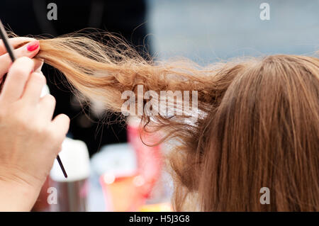 Luogo di lavoro per taglio di capelli in barbiere, con specchio  retroilluminato Foto stock - Alamy