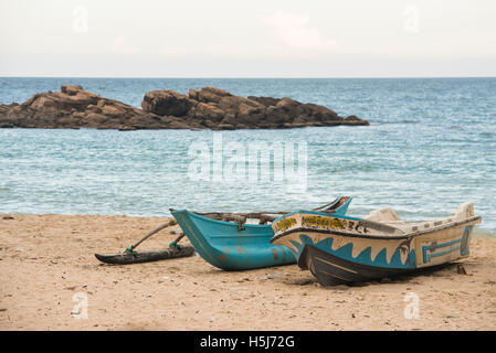 Barche di pescatori sulla spiaggia, olandese Bay, Trincomalee, Sri Lanka Foto Stock