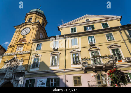 Città Barocca di clock tower al di sopra del gateway ad arco che collega il Korzo all'interno della città, progettato da nocciola Bazarig nel 1876, Rije Foto Stock