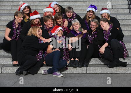 I militari mogli posa per fotografie in Trafalgar Sqaure, Londra, da cui lanciare il loro singolo di Natale e album. Foto Stock