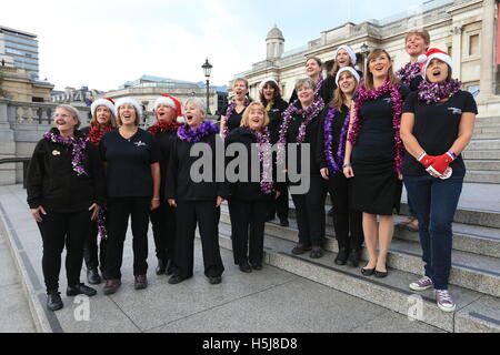 I militari mogli posa per fotografie in Trafalgar Sqaure, Londra, da cui lanciare il loro singolo di Natale e album. Foto Stock