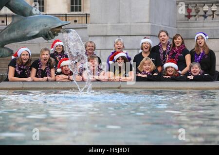 I militari mogli posa per fotografie in Trafalgar Sqaure, Londra, da cui lanciare il loro singolo di Natale e album. Foto Stock