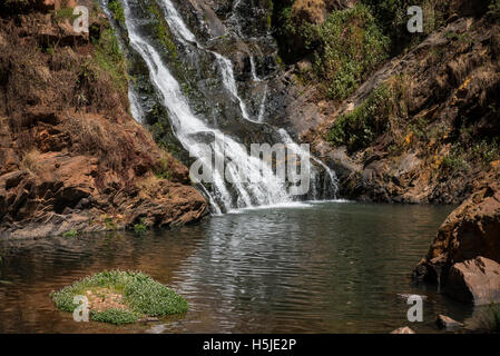 Base del Witpoortjie cade fluente in una piscina di acqua presso i giardini botanici di Roodepoort Foto Stock