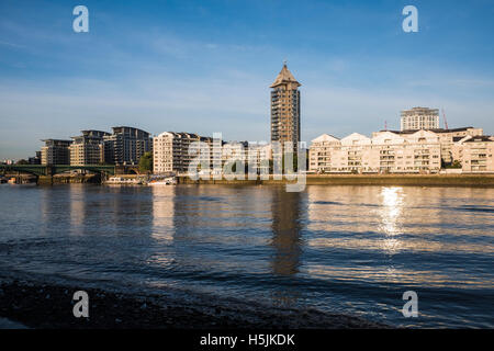 Chelsea Harbour waterfront, fiume Thames, London, England, Regno Unito Foto Stock