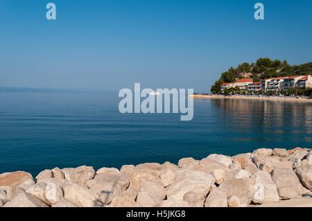 Splendida costa con un mare limpido e cristallino nel porto di Podgora-Caklje, Croazia Foto Stock