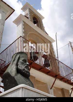 Busto di Saint Gregorie e campanile Saint Kiriaki Chiesa Ortodossa, xantati Corfu Grecia Foto Stock