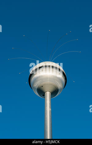 Lampada moderna post contro un cielo blu Foto Stock