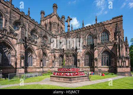 Il papavero ghirlande prevista sul grande memoriale di guerra a Chester Cathedral Foto Stock