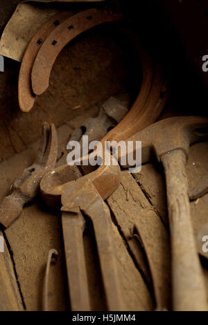 Strumenti arrugginito in una scatola di legno Foto Stock