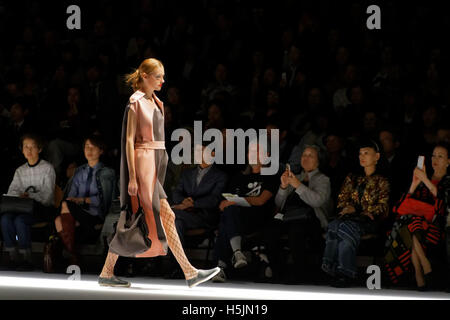 Tokyo, Giappone. Xx oct, 2016. Un modello di passeggiate il Hiroko Koshino Primavera/Estate 17 Raccolta spettacolo in pista durante il Tokyo Fashion Week. Credito: Hugh Peterswald/Pacific Press/Alamy Live News Foto Stock