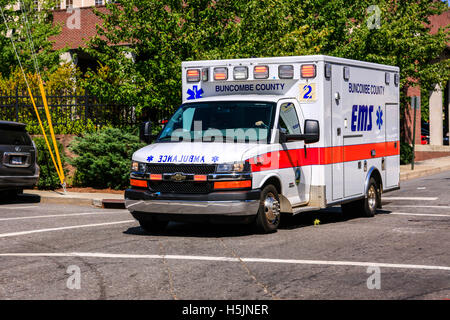 EMS ambulanza sulla strada per una chiamata in Asheville NC Foto Stock