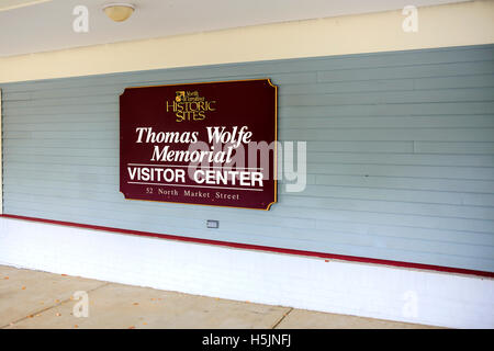 La Thomas Wolfe House (Memorial) casa museo e segno a 52 Market St nel centro di Asheville NC Foto Stock