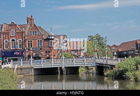 Tonbridge, grande ponte sul fiume Medway, sebbene High Street, Kent, Inghilterra, Foto Stock