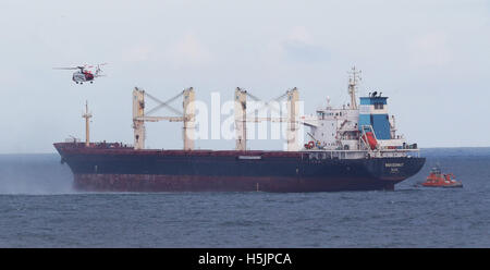 Le guardie costiere assistere ciò che è pensato per essere un gravemente ferito membro di equipaggio a bordo del Brasschaat portarinfuse a largo della costa vicino a Whitley Bay a Tyne and Wear. Foto Stock