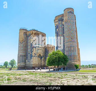 Uno dei principali punti di riferimento della vecchia Shakhrisabz è le rovine del Palazzo Ak-Saray Foto Stock