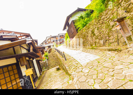 Percorso di pietra ingresso sud della storica stazione di Magome post città lungo l'antica strada Nakasendo, importante durante Edo-periodo, Foto Stock