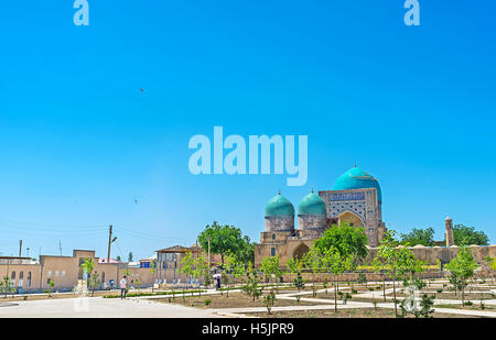 Il Dorut Tilavat con il suo complesso oggetto centrale - Moschea Gumbaz dietro il giardino, Shakhrisabz, Uzbekistan. Foto Stock