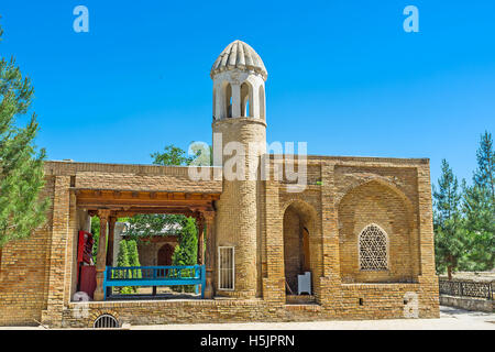 Il piccolo minareto della moschea di Hazrat Imam complesso con la terrazza coperta e il traliccio-letto, a trascorrere il tempo in ombra Foto Stock