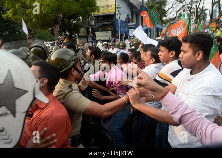 Kolkata, India. Xx oct, 2016. Lo scontro tra le forze di polizia e B.J.P. sostenitore. Bharatiya Janta Party i lavoratori si sono scontrati con la polizia a Hazra attraversando quando essi sono stati fermati in marcia verso la residenza del Primo Ministro Mamata Banerjee per registrare la protesta contro l'attacco sul Ministro Babul Supriyo Asansol a. Credito: Saikat Paolo/Pacific Press/Alamy Live News Foto Stock