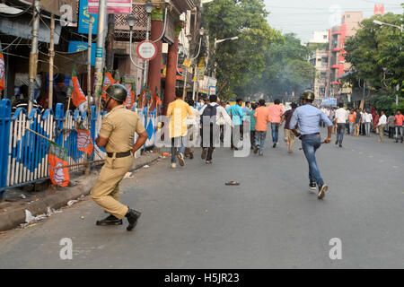 Kolkata, India. Xx oct, 2016. La polizia carica lathi per disperdere il B.J.P sostenitori. Bharatiya Janta Party i lavoratori si sono scontrati con la polizia a Hazra attraversando quando essi sono stati fermati in marcia verso la residenza del Primo Ministro Mamata Banerjee per registrare la protesta contro l'attacco sul Ministro Babul Supriyo Asansol a. Credito: Saikat Paolo/Pacific Press/Alamy Live News Foto Stock