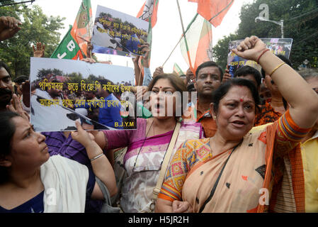 Kolkata, India. Xx oct, 2016. Roopa Ganguly e Rahul Sinha durante il rally. Bharatiya Janta Party i lavoratori si sono scontrati con la polizia a Hazra attraversando quando essi sono stati fermati in marcia verso la residenza del Primo Ministro Mamata Banerjee per registrare la protesta contro mercoledì?s attentato contro Ministro Babul Supriyo Asansol a. Credito: Saikat Paolo/Pacific Press/Alamy Live News Foto Stock