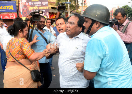 Kolkata, India. Xx oct, 2016. La polizia ha arrestato BJP leader Mazumder Jayprakash durante la protesta di rally. Bharatiya Janta Party i lavoratori si sono scontrati con la polizia a Hazra attraversando quando essi sono stati fermati in marcia verso la residenza del Primo Ministro Mamata Banerjee per registrare la protesta contro l'attacco sul Ministro Babul Supriyo Asansol a. Credito: Saikat Paolo/Pacific Press/Alamy Live News Foto Stock