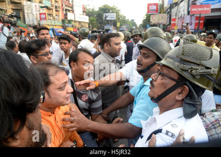 Kolkata, India. Xx oct, 2016. Lo scontro tra le forze di polizia e B.J.P. sostenitore. Bharatiya Janta Party i lavoratori si sono scontrati con la polizia a Hazra attraversando quando essi sono stati fermati in marcia verso la residenza del Primo Ministro Mamata Banerjee per registrare la protesta contro l'attacco sul Ministro Babul Supriyo Asansol a. Credito: Saikat Paolo/Pacific Press/Alamy Live News Foto Stock