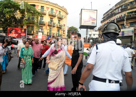 Kolkata, India. Xx oct, 2016. Roopa Ganguly agitato per protestare contro l'azione della polizia. Bharatiya Janta Party i lavoratori si sono scontrati con la polizia a Hazra attraversando quando essi sono stati fermati in marcia verso la residenza del Primo Ministro Mamata Banerjee per registrare la protesta contro l'attacco sul Ministro Babul Supriyo Asansol a. Credito: Saikat Paolo/Pacific Press/Alamy Live News Foto Stock