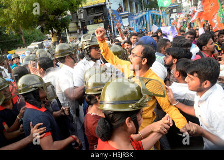 Kolkata, India. Xx oct, 2016. Lo scontro tra le forze di polizia e B.J.P. sostenitore. Bharatiya Janta Party i lavoratori si sono scontrati con la polizia a Hazra attraversando quando essi sono stati fermati in marcia verso la residenza del Primo Ministro Mamata Banerjee per registrare la protesta contro l'attacco sul Ministro Babul Supriyo Asansol a. Credito: Saikat Paolo/Pacific Press/Alamy Live News Foto Stock