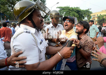 Kolkata, India. Xx oct, 2016. Lo scontro tra le forze di polizia e B.J.P. sostenitore. Bharatiya Janta Party i lavoratori si sono scontrati con la polizia a Hazra attraversando quando essi sono stati fermati in marcia verso la residenza del Primo Ministro Mamata Banerjee per registrare la protesta contro l'attacco sul Ministro Babul Supriyo Asansol a. Credito: Saikat Paolo/Pacific Press/Alamy Live News Foto Stock