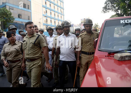 Kolkata, India. Xx oct, 2016. DC a sud di Kolkata Muralidha polizia Sharma ispezionare il danno veicolo di polizia. Bharatiya Janta Party i lavoratori si sono scontrati con la polizia a Hazra attraversando quando essi sono stati fermati in marcia verso la residenza del Primo Ministro Mamata Banerjee per registrare la protesta contro l'attacco sul Ministro Babul Supriyo Asansol a. Credito: Saikat Paolo/Pacific Press/Alamy Live News Foto Stock