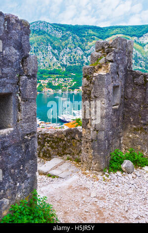 Il medievale rovine della fortezza di San Giovanni con la vista sulle barche, ormeggiata in cantiere, situato ai piedi del mo Foto Stock