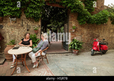 Certaldo Città medievale in provincia di Firenze, tipicamente italiana Vespa, Italia Foto Stock
